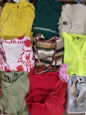 The photo shows a package with clothing in the category SN.