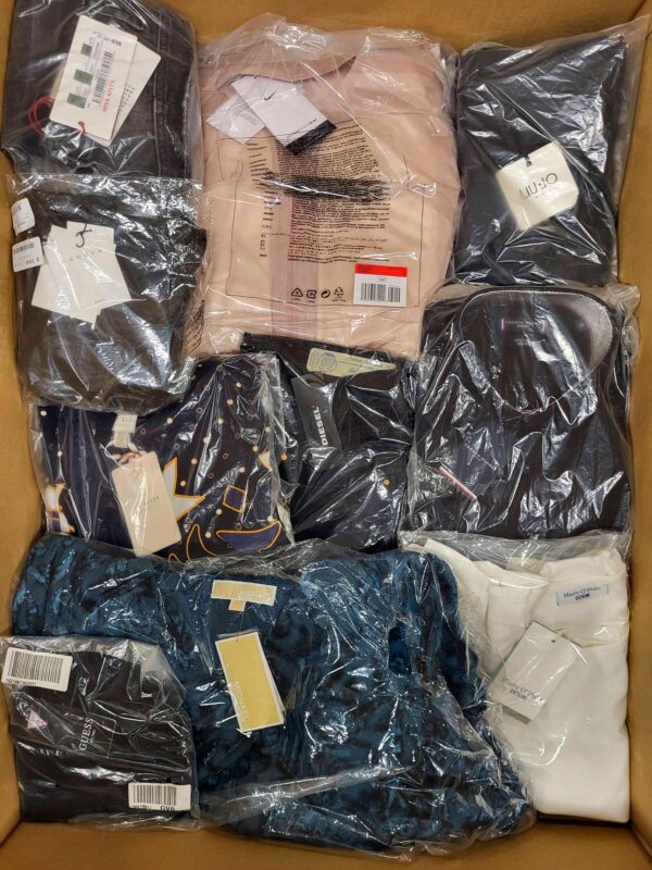 The photo shows a package with clothing in the category AP.