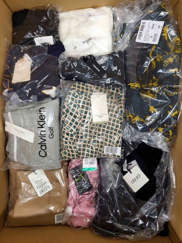 The photo shows a package with clothing in the category AP.
