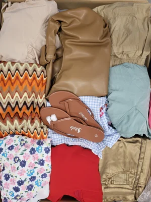 The photo shows a package with clothing in the category SN.
