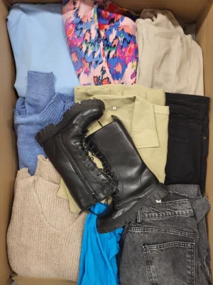 The photo shows a package with clothing in the category BSN.