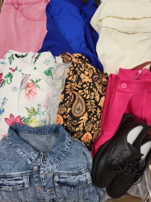 The photo shows a package with clothing in the category SN.
