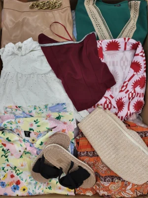 The photo shows a package with clothing in the category SN.