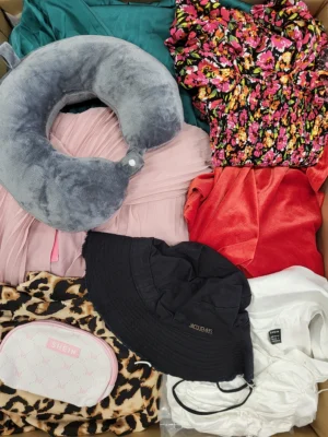 The photo shows a package with clothing in the category SN.