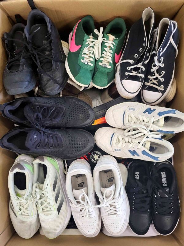 The photo shows a package with footwear in the category SH.