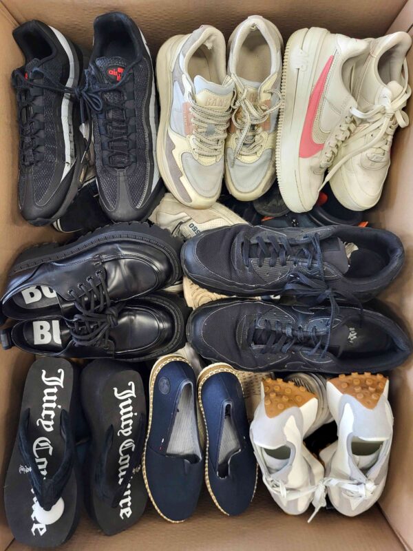 The photo shows a package with footwear in the category SH.