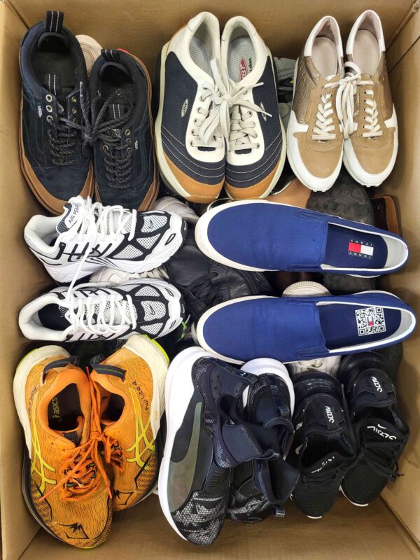 The photo shows a package with footwear in the category SH.