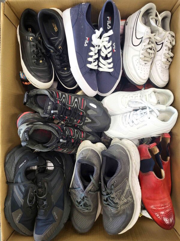 The photo shows a package with footwear in the category SH.