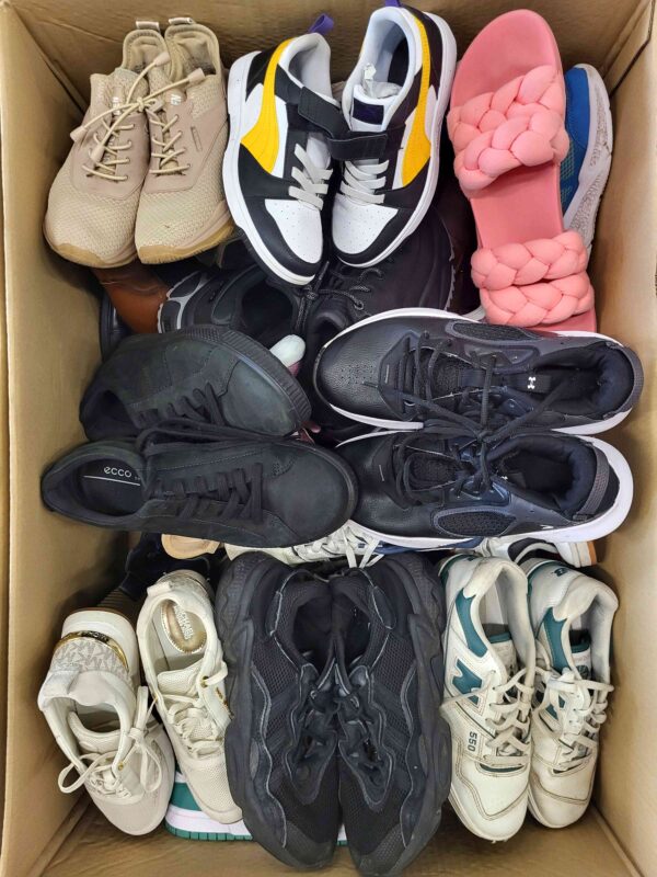 The photo shows a package with footwear in the category SH.