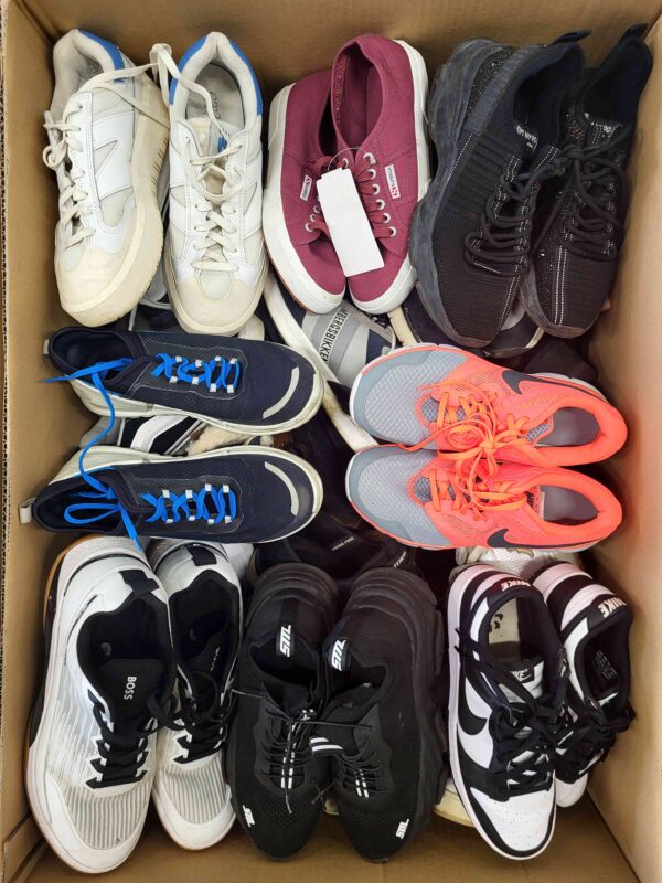 The photo shows a package with footwear in the category SH.