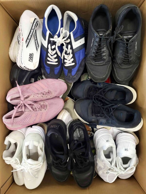 The photo shows a package with footwear in the category SH.