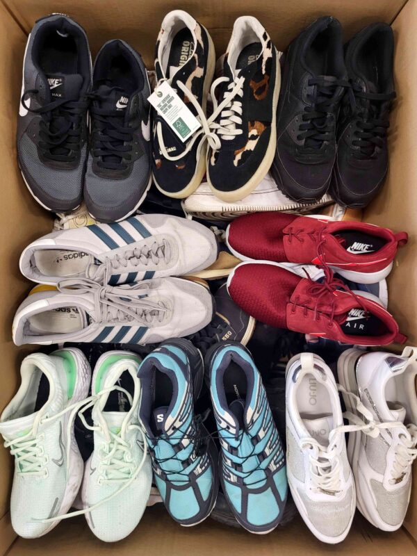 The photo shows a package with footwear in the category SH.