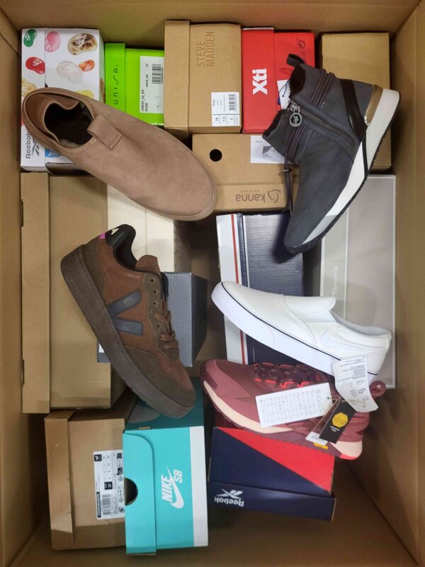 The photo shows a package with footwear in the category AS.
