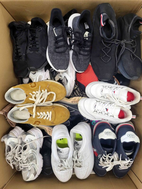 The photo shows a package with footwear in the category SH.