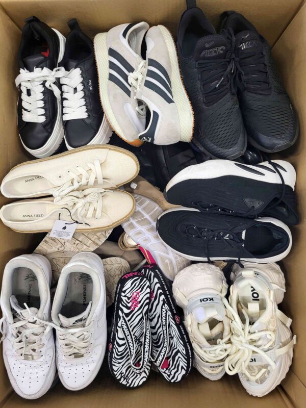 The photo shows a package with footwear in the category SH.