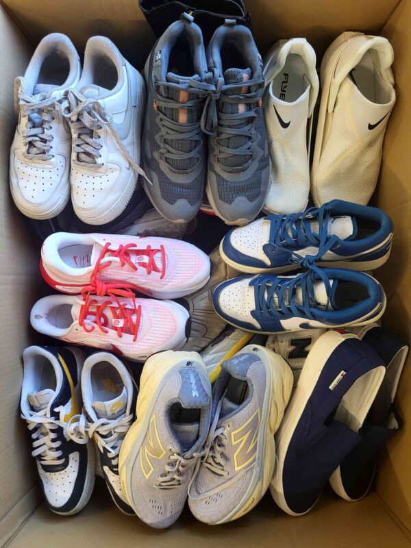 The photo shows a package with footwear in the category SH.