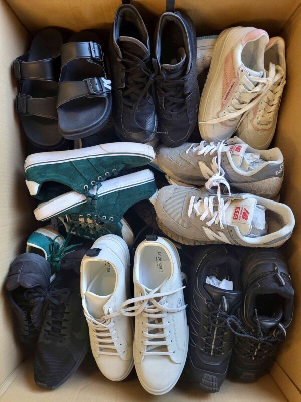 The photo shows a package with footwear in the category SH.