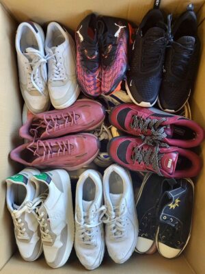 The photo shows a package with footwear in the category SH.