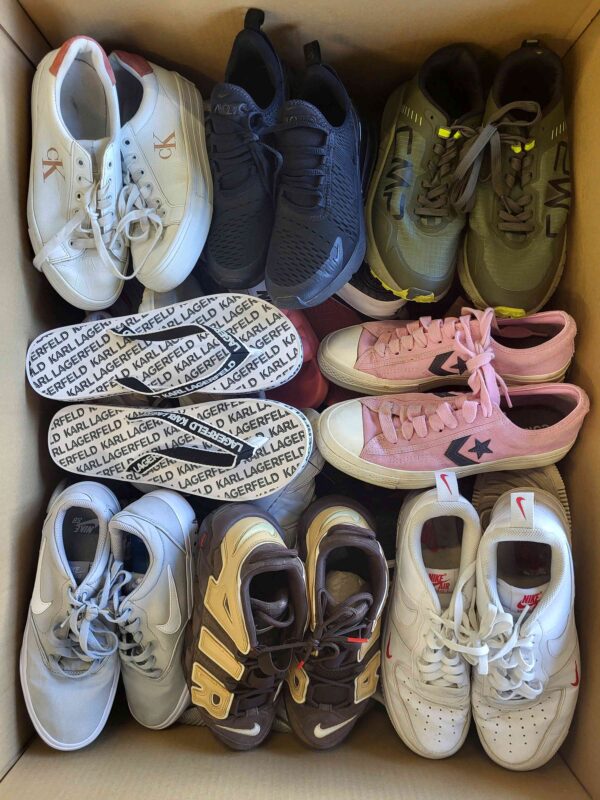 The photo shows a package with footwear in the category SH.