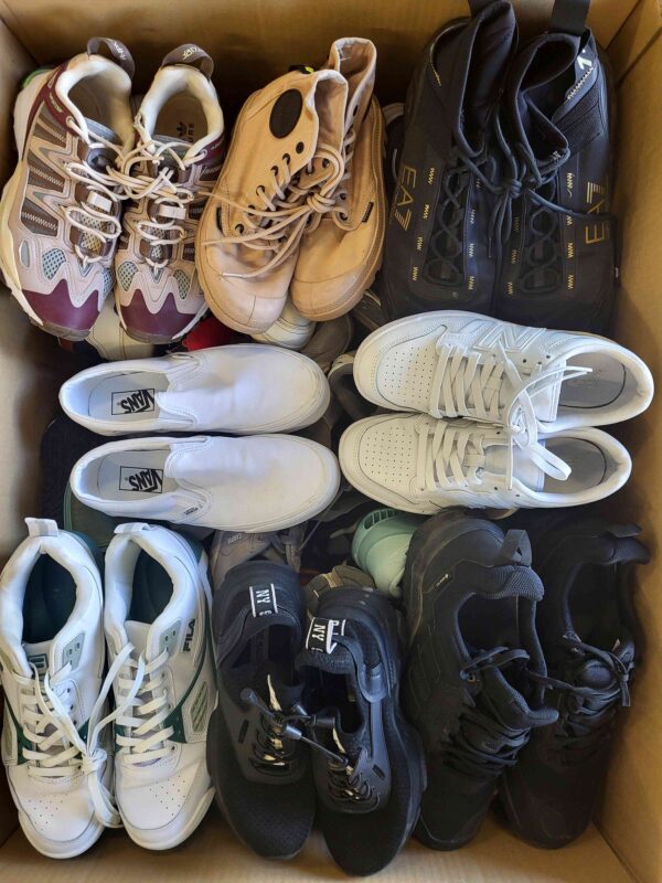 The photo shows a package with footwear in the category SH.