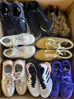 The photo shows a package with footwear in the category SH.