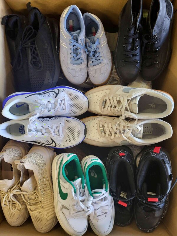 The photo shows a package with footwear in the category SH.