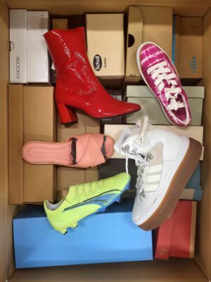 The photo shows a package with footwear in the category AS.