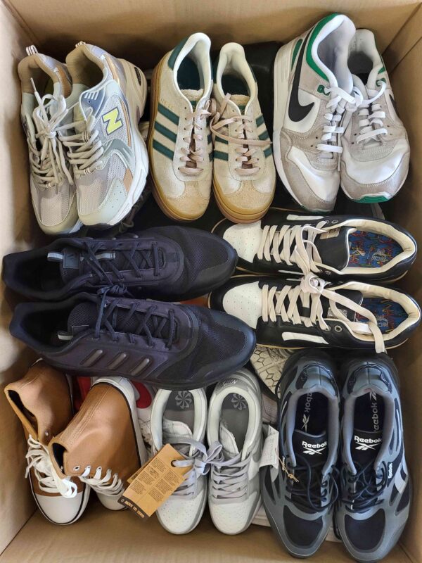 The photo shows a package with footwear in the category SH.