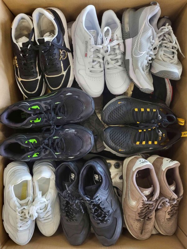 The photo shows a package with footwear in the category SH.