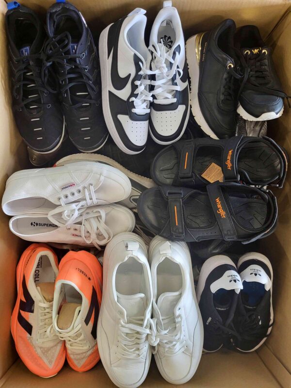 The photo shows a package with footwear in the category SH.