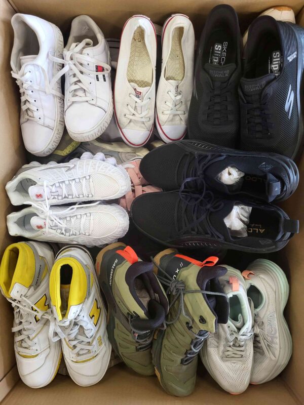 The photo shows a package with footwear in the category SH.
