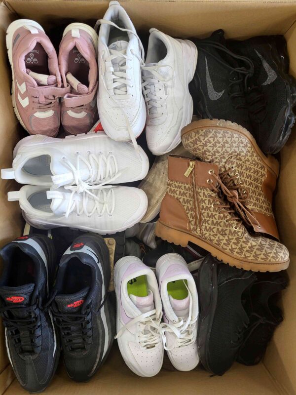 The photo shows a package with footwear in the category SH.