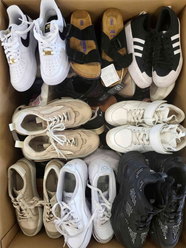 The photo shows a package with footwear in the category SH.