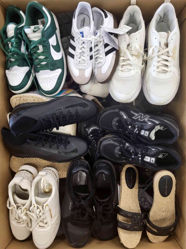 The photo shows a package with footwear in the category SH.
