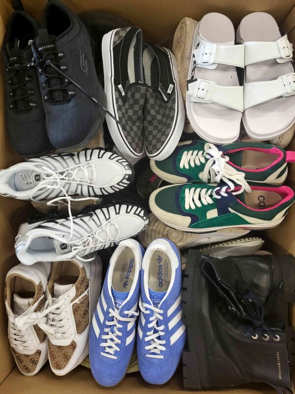 The photo shows a package with footwear in the category SH.