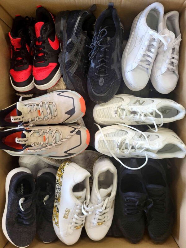 The photo shows a package with footwear in the category SH.