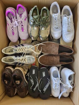 The photo shows a package with footwear in the category SH.