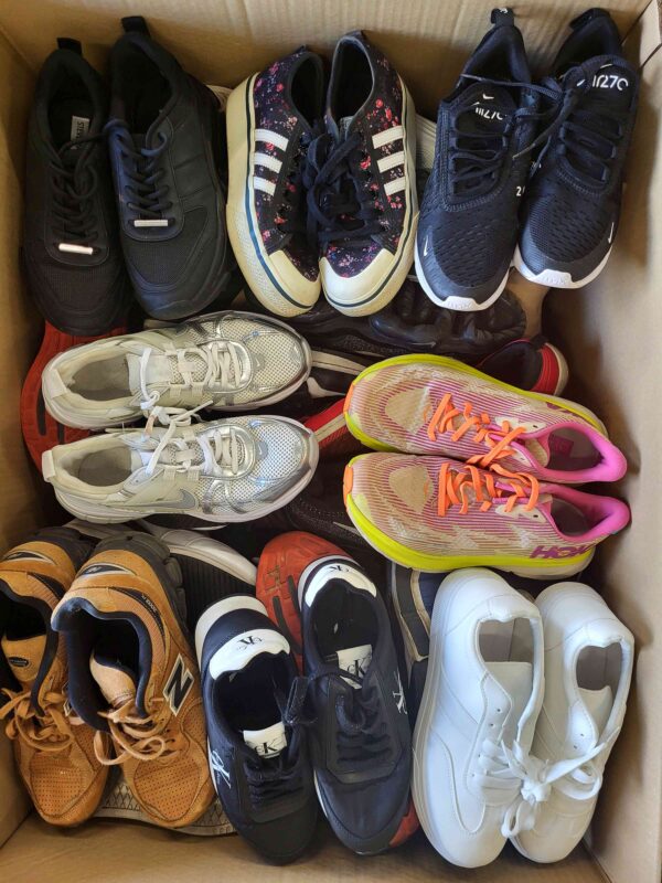 The photo shows a package with footwear in the category SH.