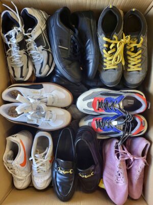 The photo shows a package with footwear in the category SH.
