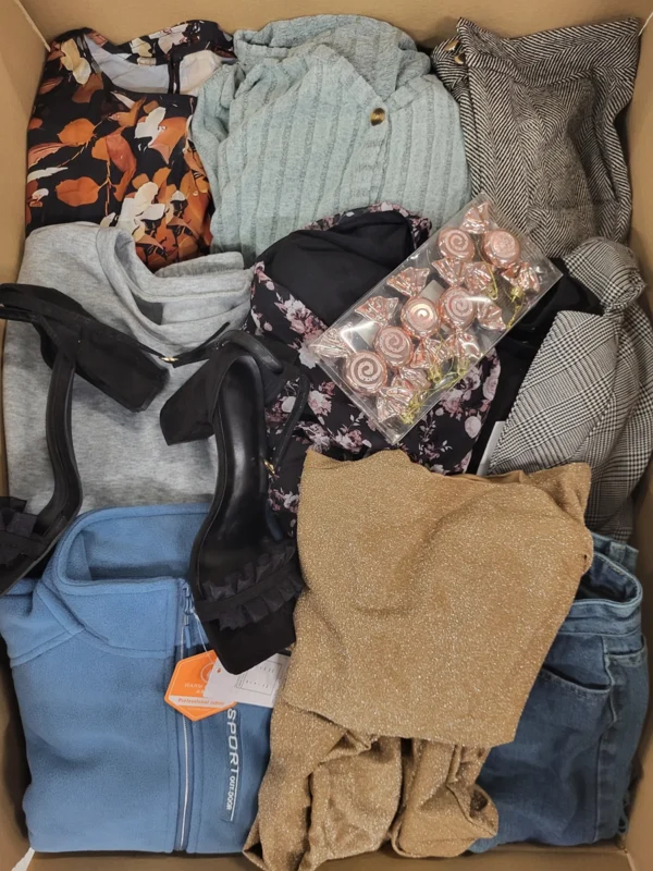 The photo shows a package with clothing in the category BSN.