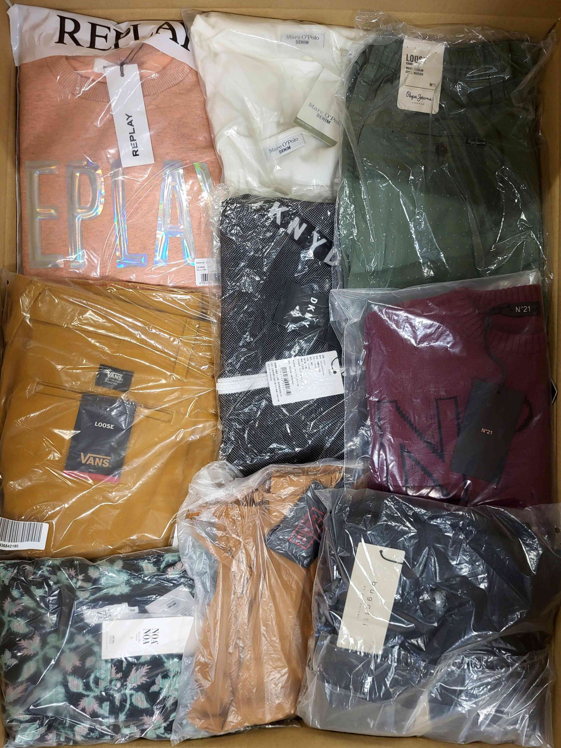 A754 3 The photo shows a package with clothing in the category A.