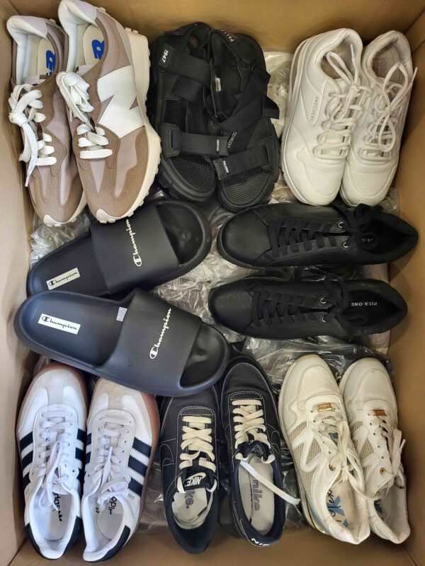 The photo shows a package with footwear in the category CSU.