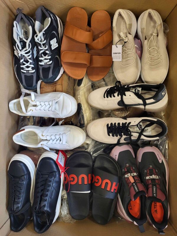 The photo shows a package with footwear in the category CSU.