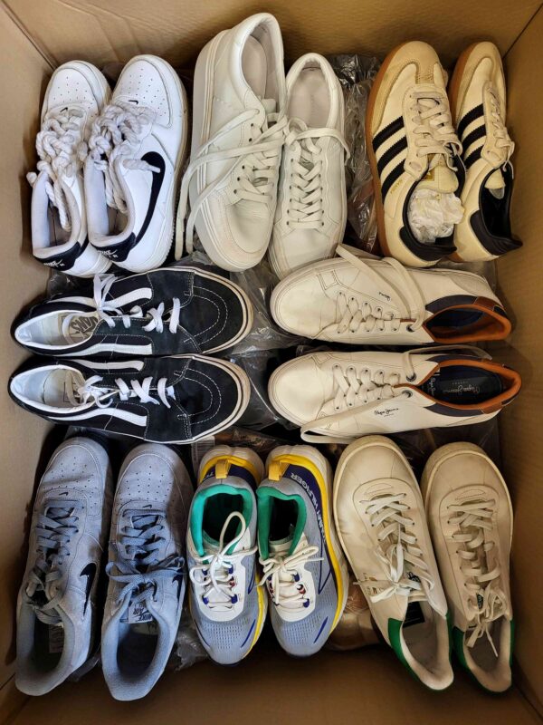The photo shows a package with footwear in the category CSU.