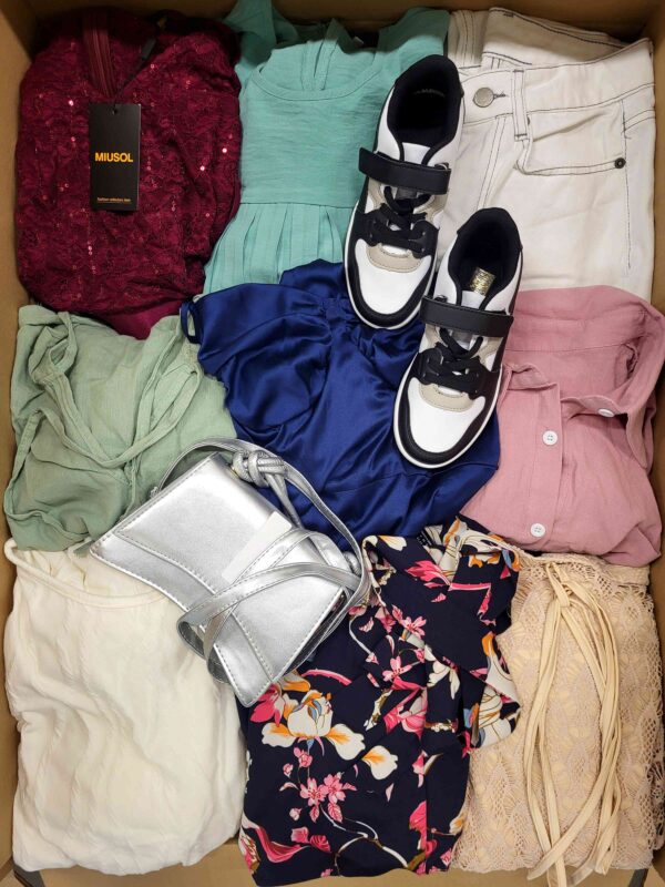 The photo shows a package with clothing in the category BSN.