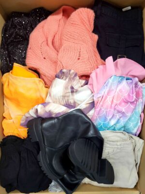 The photo shows a package with clothing in the category BSN.