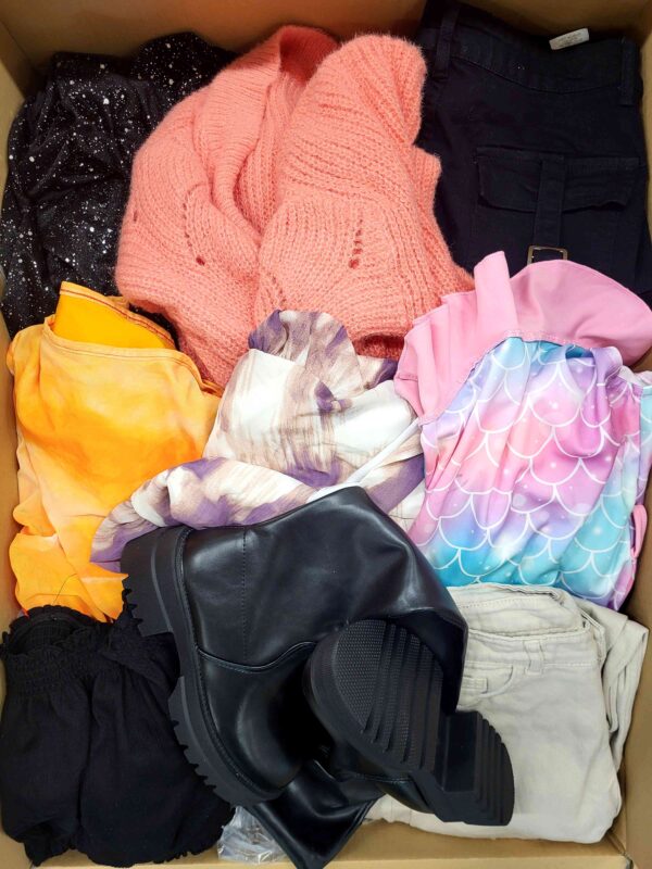 The photo shows a package with clothing in the category BSN.