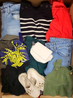 The photo shows a package with clothing in the category BSN.