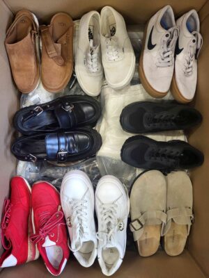 The photo shows a package with footwear in the category CSU.