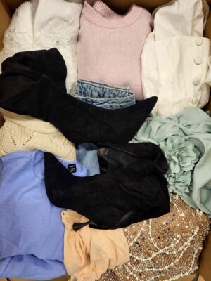The photo shows a package with clothing in the category BSN.